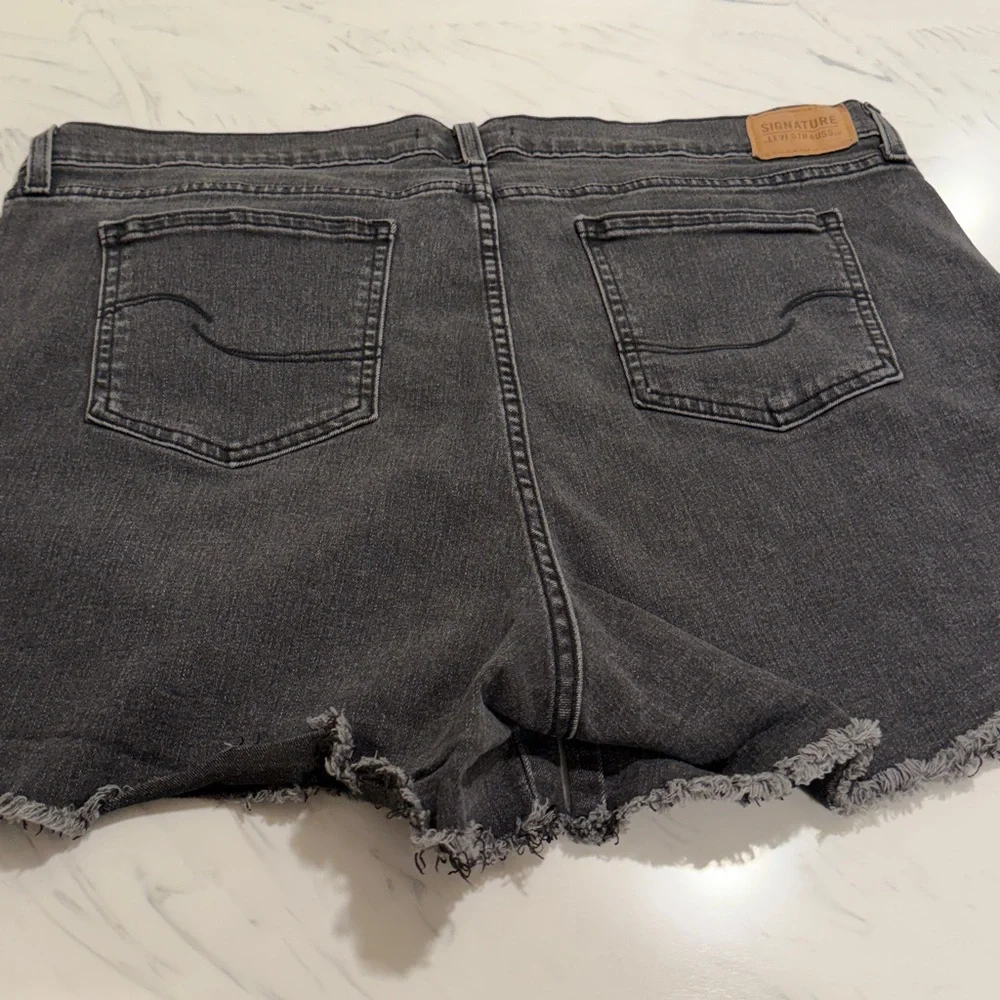 Levi’s black Heritage high rise jean shorts  size 20. 35 waist  Great condition! - Picture 6 of 7